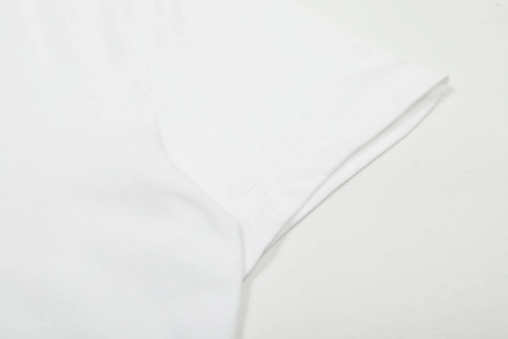VIVI996# "Top hot style" vivienne west wood Queen Mother West U-neck big T short sleeves. Millions of fans. Internet celebrity. PP same style looks good on the upper body. High return rate. Size: XS-L Color: White Black